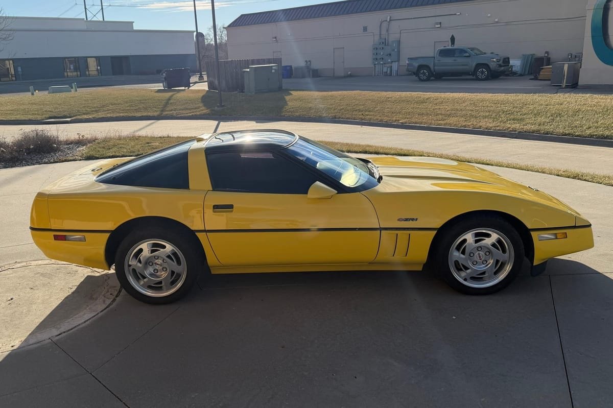 1990 Chevrolet Corvette ZR-1 - Image 3